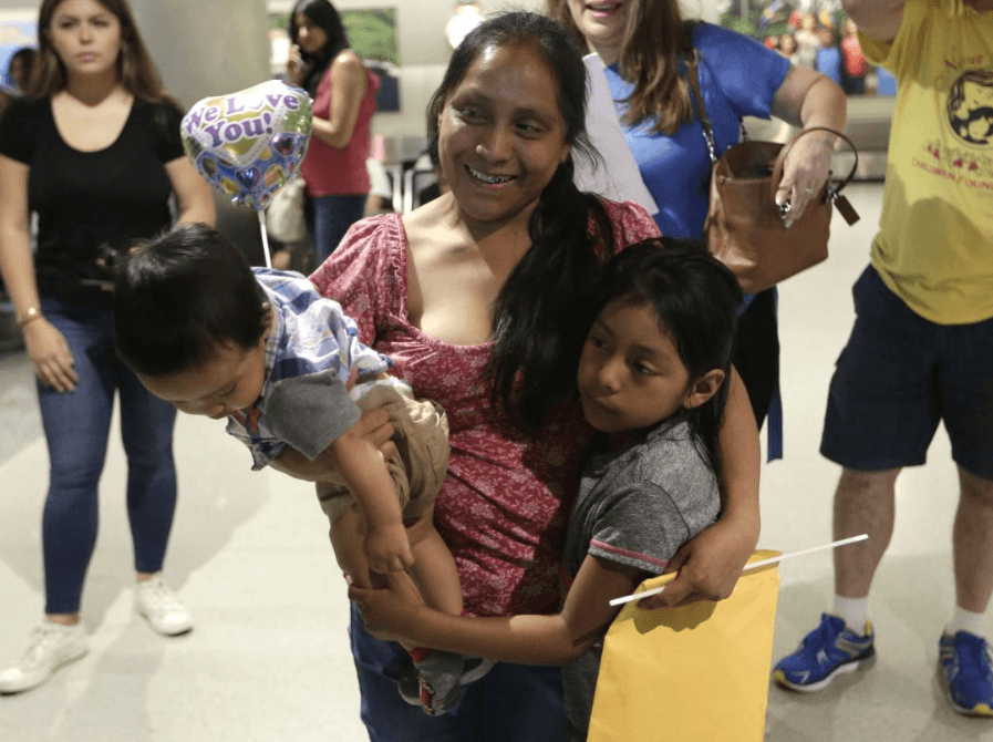 Un juez frena temporalmente las deportaciones de familias reunificadas tras ser separadas en la frontera