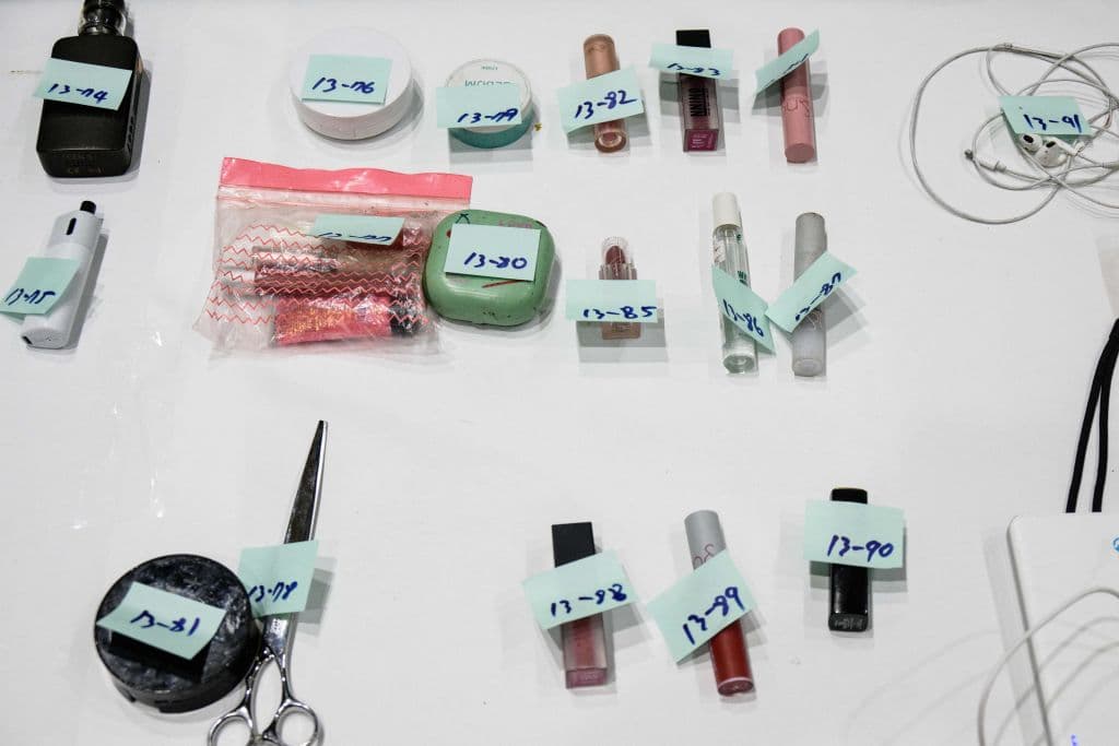 Artículos pequeños, como maquillaje y de aseo personal, también fueron dispuestos en el local.