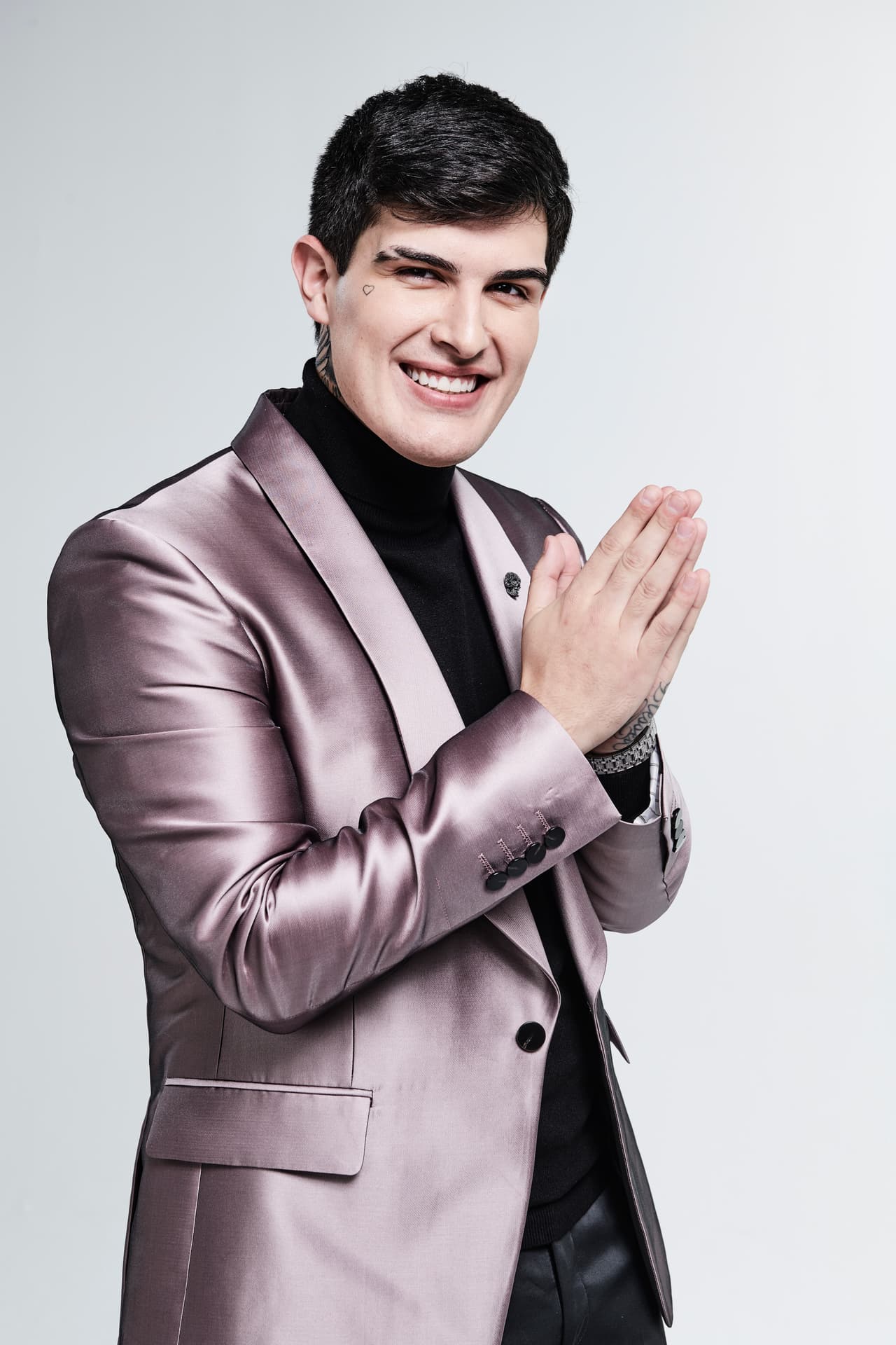 Compuso su primera canción a los 15 años, inspirándose en su abuelo, y publicó su más reciente producción discográfica 'Señalado por costumbre' en 2018.