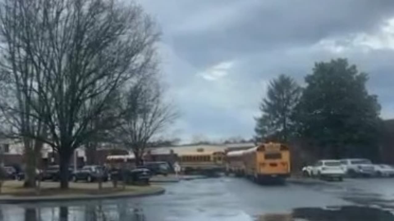 Padres de niño que llevó un arma a la escuela en el condado Hall son arrestados