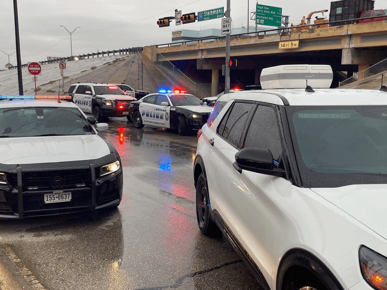 El acceso al área del tiroteo se encuentra restringido y las
<b>patrullas permanecen a lo largo de la I-35E</b>.