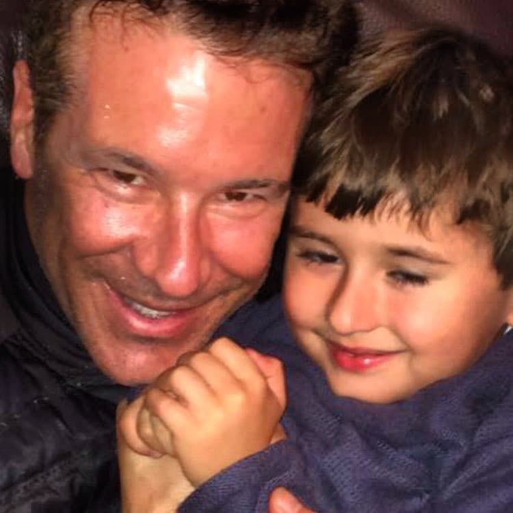 "Prefiero renunciar a él y que lo tenga su madre todo el tiempo, a tenerlo solo un mes al año y que cada vez que se tenga que ir de mi lado deba llorar”, declaró para 
<b><a href="http://https://www.univision.com/entretenimiento/prefiero-renunciar-a-mi-hijo-a-verlo-sufrir-fernando-carrillo">Univision Entretenimiento.</a></b>