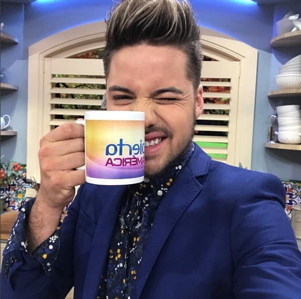 Con café en mano y nuevo peinado, William Valdés nos trajó las noticias trendind de las redes sociales.