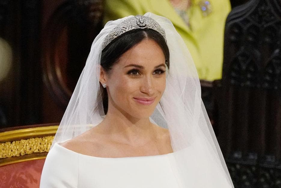 El maquillaje natural con el que desfiló Francisca también es similar al de la duquesa de Sussex.