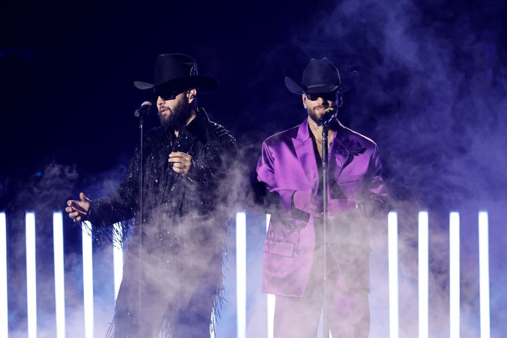 Maluma llegó al escenario en La Noche Más Importante de la Música Latina para cantar junto a Carin León la canción “Según Quién”. El cantante colombiano asimismo interpretó a solas “Procura” y “La Fórmula”.