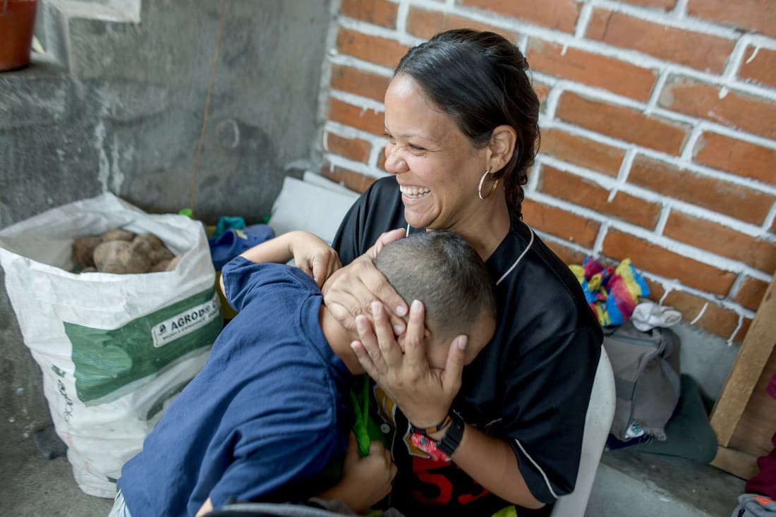 Génesis Gonzales tiene 26 años y huyó de su país. Se encontraba en Ecuador en abril de 2019, intentando sobrevivir en un refugio. "La situación ahí (en Venezuela) se volvió insoportable. Incluso con un trabajo no ganas lo suficiente para comprar nada, tienes que esperar a que el gobierno te mande una bolsa de comida cuando le da la gana, cada tres o cuatro meses. Pero los niños no pueden esperar tres meses para comer".