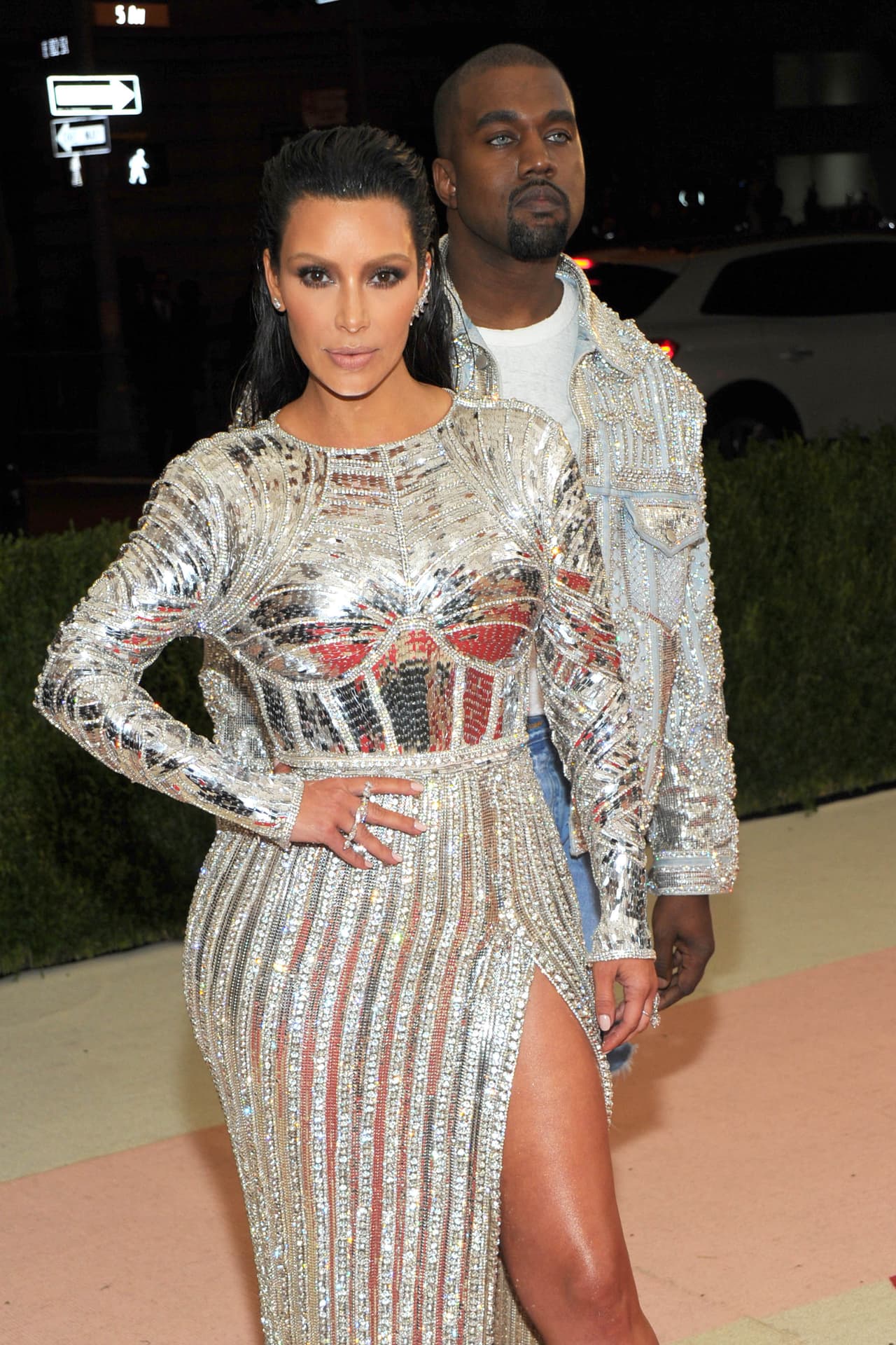 Su estilo fue de los más comentados y la también empresaria se convirtió en una de las protagonistas de la alfombra roja, así lo informó el portal de 
<a href="http://www.abc.es/estilo/gente/abci-gala-kardashian-y-vestido-robot-convierten-mas-comentado-gala-201605030937_noticia.html" target="_blank">ABC</a>.