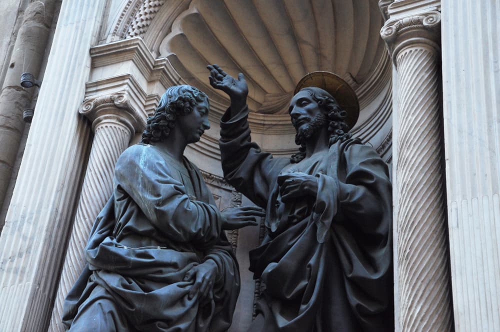 Ocho días pasaron para que los díscipulos se reunieran y ahí se presentó Jesús y le dijo a Tomás: "Acerca tu dedo, aquí tienes mis manos. Trae tu mano y métela en la herida de mi costado. No seas incrédulo, sino creyente".