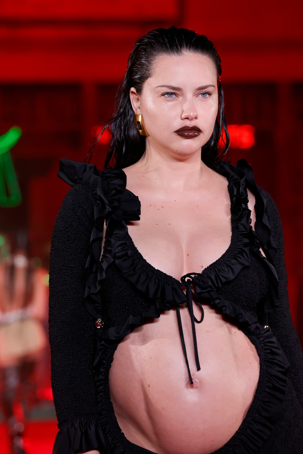 El 19 de abril de 2022, la actriz presumió su ‘baby bump’ en todo su esplendor durante el desfile ‘"Fortune City’ de Alexander Wang.