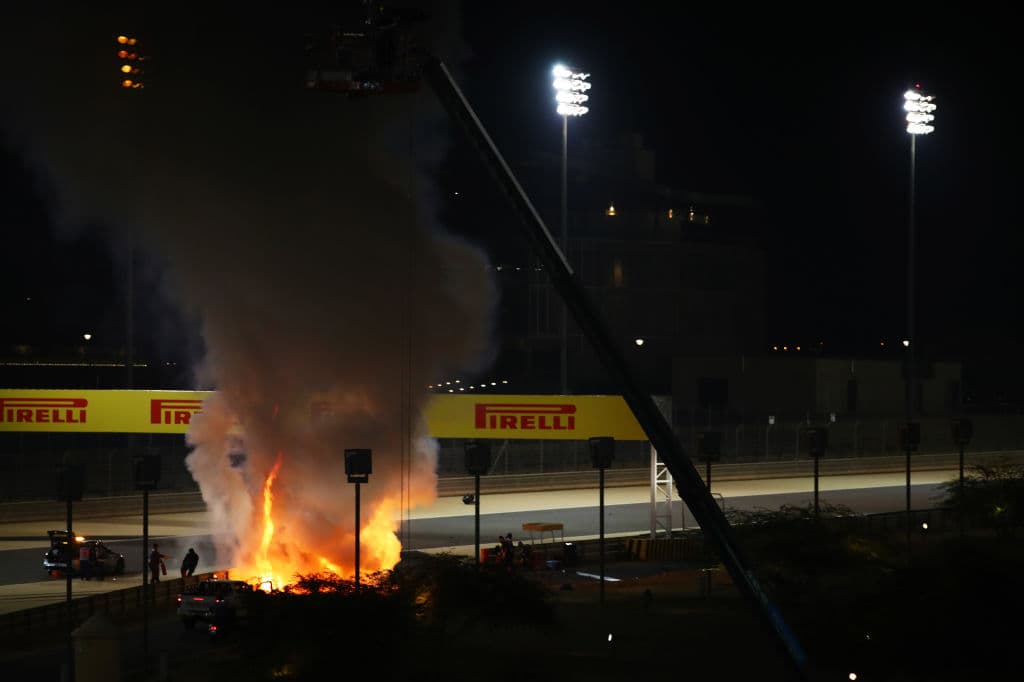Romain Grosjean perdió el control de su monoplaza tras rozar su llanta con otro piloto y se impactó con una barda. El piloto francés logró salir ileso de su auto en llamas con leves quemaduras en manos y pies durante el Gran Premio de Barein en la Formula 1.