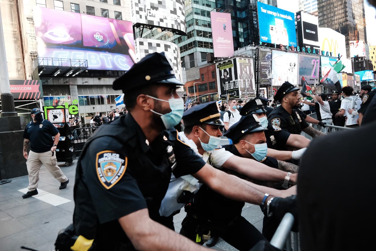 Según las autoridades, los manifestantes utilizaron fuegos artificiales comerciales como arma.