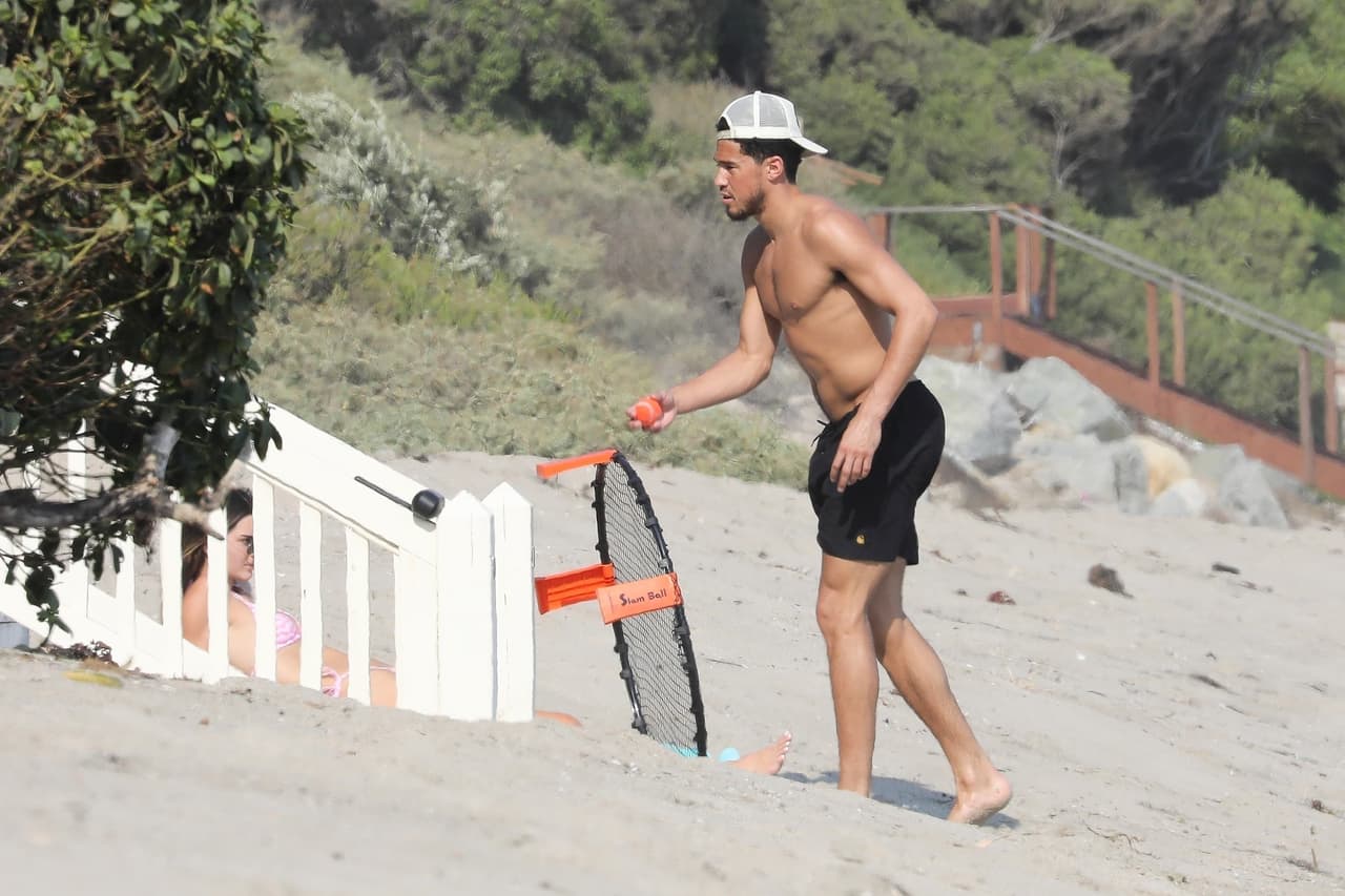 Mientras que el atleta de 23 años también tenía puesta una blanca, así como un traje de baño negro.