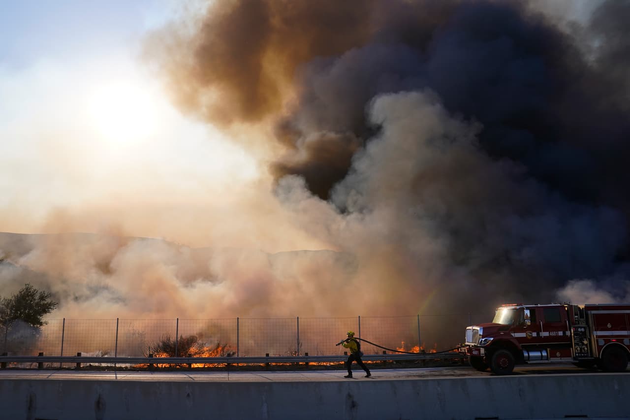 Mientras que en Chino Hills, los vecindarios al norte y al sur de Soquel Canyon Parkway también están siendo evacuados, al igual que el área de Butterfield Ranch, Village Oaks y Vellano.