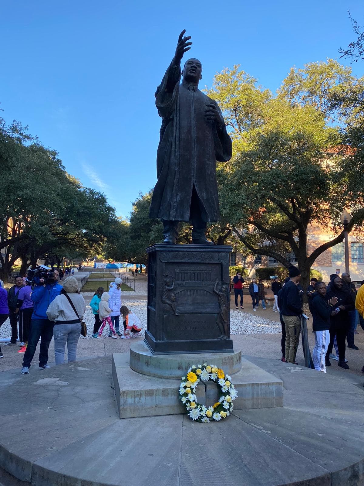 Desde la Universidad de Texas, los miembros de la comunidad de Austin marcharon hacia los escalones sur del Capitolio y luego proceden a la Universidad Huston-Tillotson.