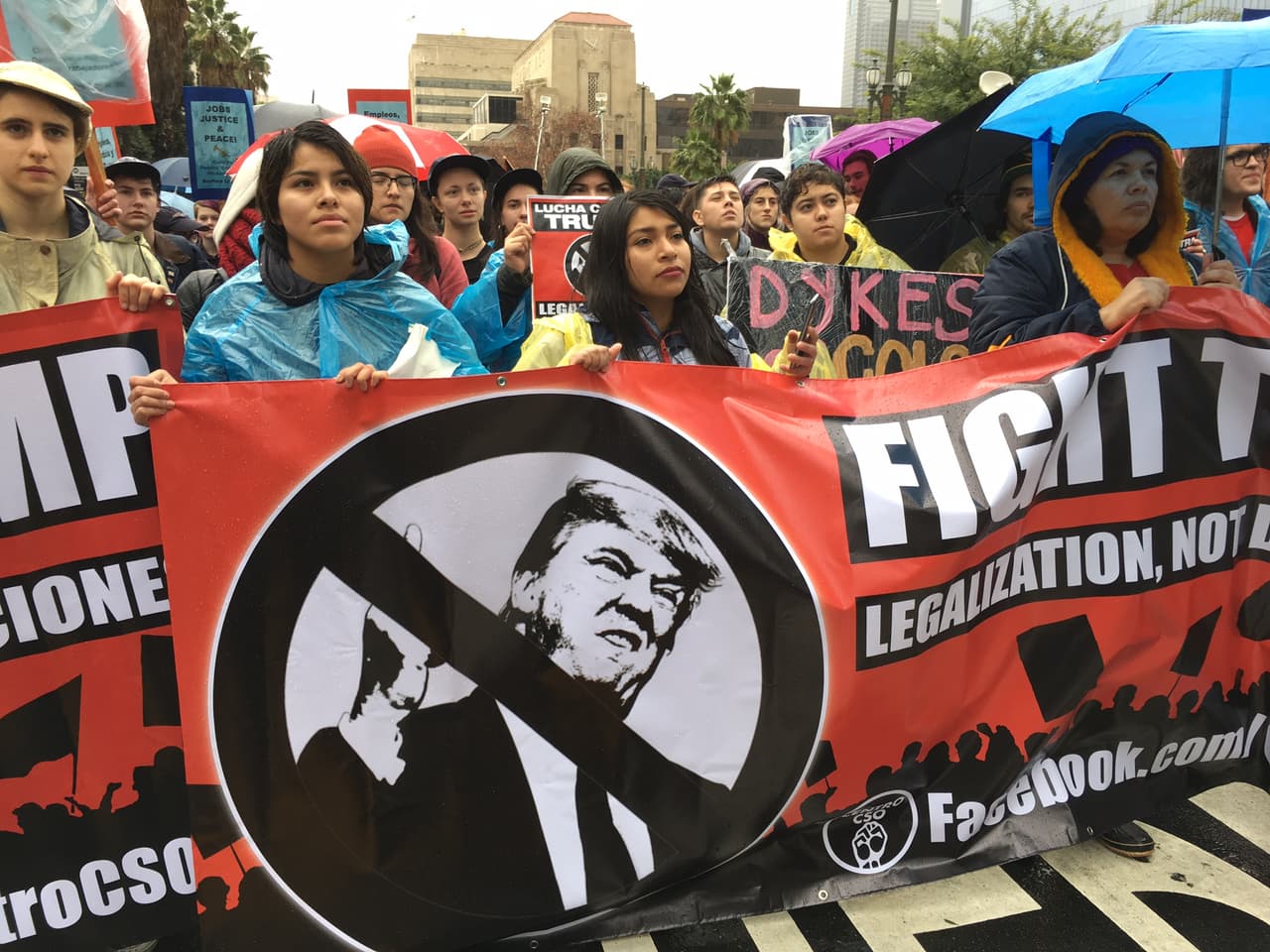 Miles de personas desafiaron la lluvia para protestar en el centro de Los Ángeles por el comienzo de la presidencia de Donald Trump.