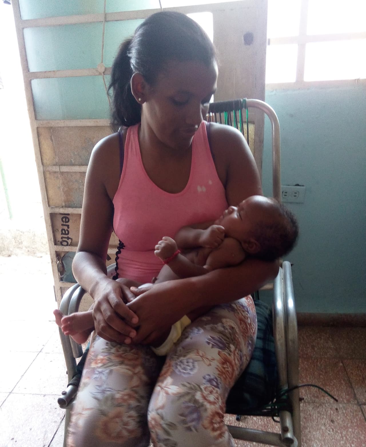 Al esposo de Gretchen lo deportaron de La Habana por no tener residencia legal. Ambos tienen un hijo de menos de dos meses.