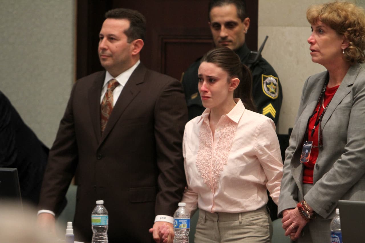 Casey Anthony: fue hallada culpable por mentir a las autoridades que investigaban la desaparición de su hija y estuvo con libertad condicional por un cargo de fraude de cheques.
