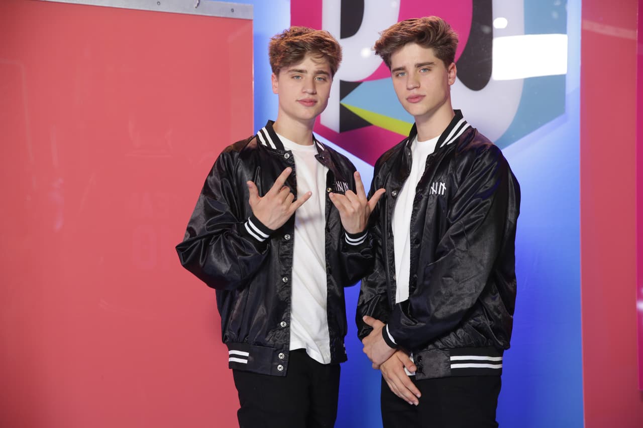 Los Martínez Twins a su paso por la alfombra.