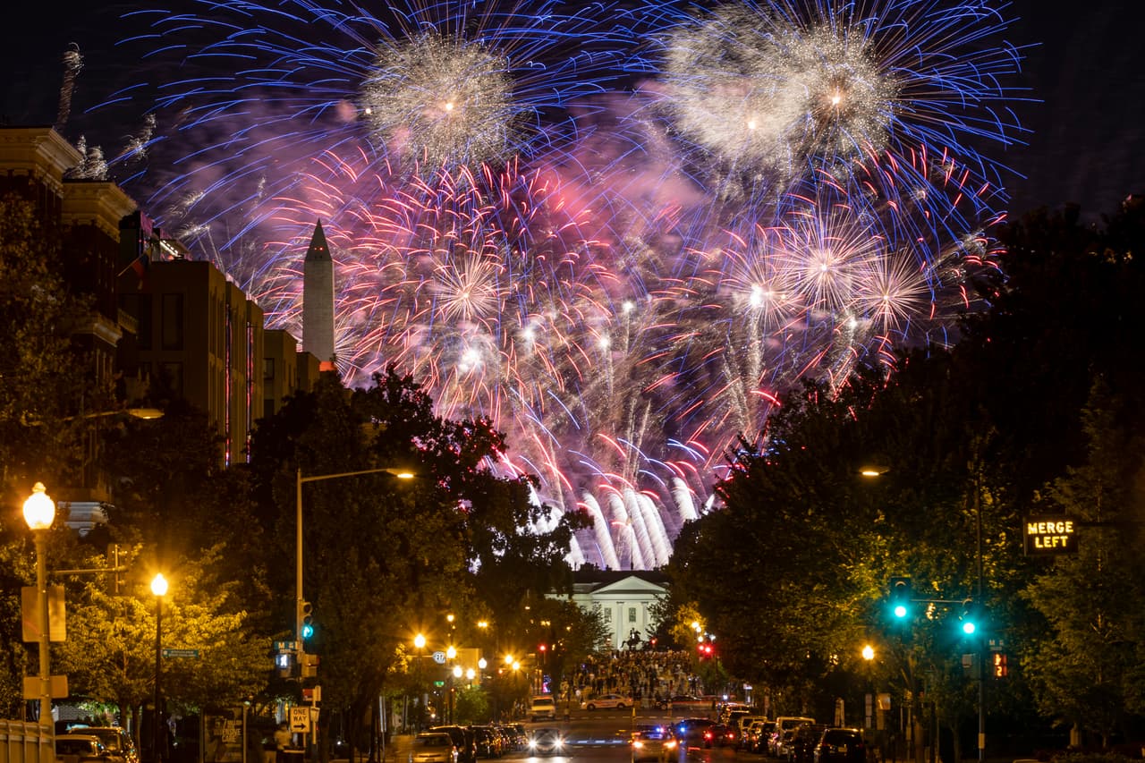 Un grupo de manifestantes contra el presidente, el palacio presidencial y los fuegos artificiales detrás del monumento a Washington, una imagen que resume el cierre de la Convención Republicana.