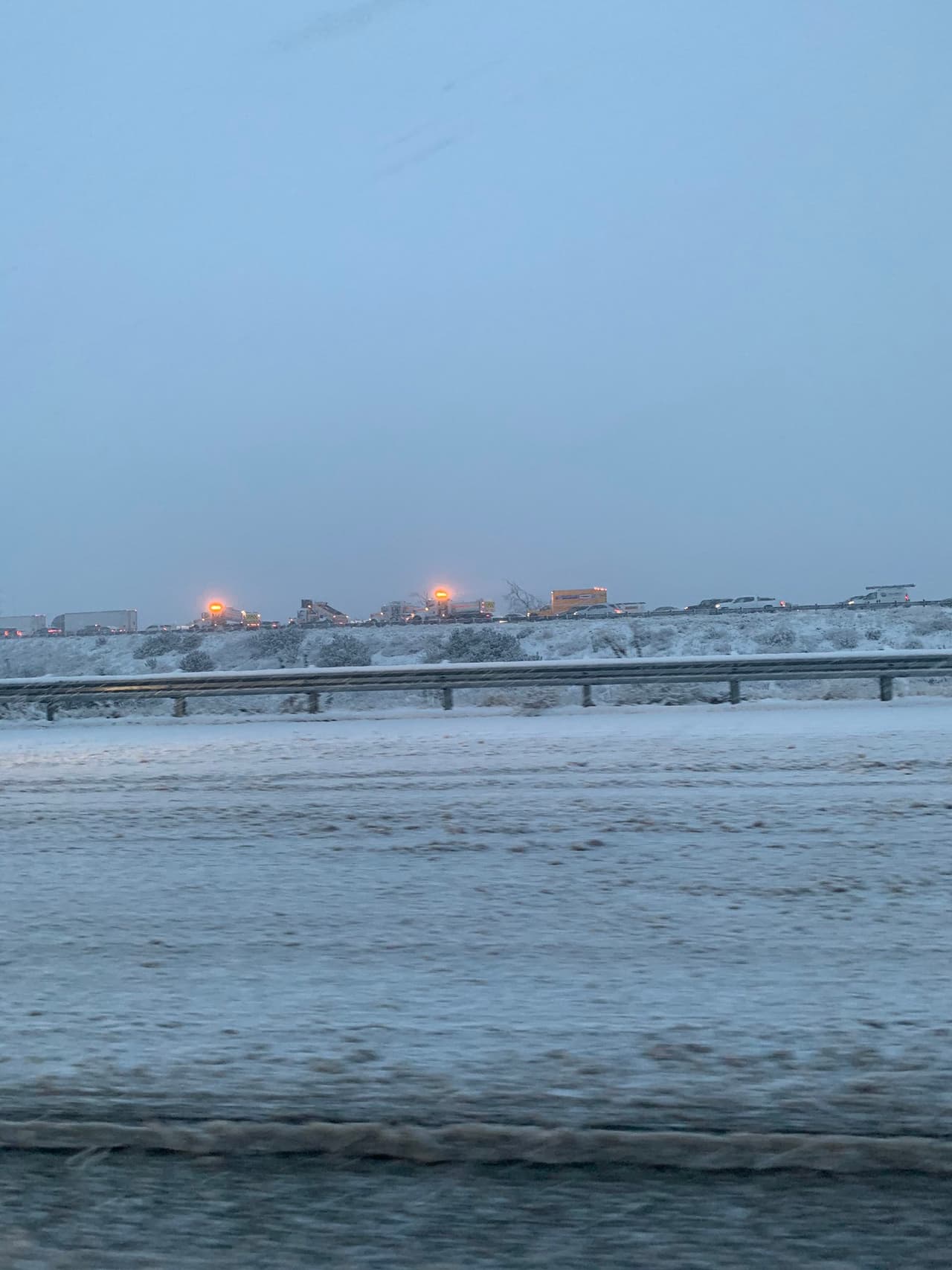 La acumulación de nieve y lodo en las vías fue tal que ameritó trabajos de mantenimiento en la autopista I15.