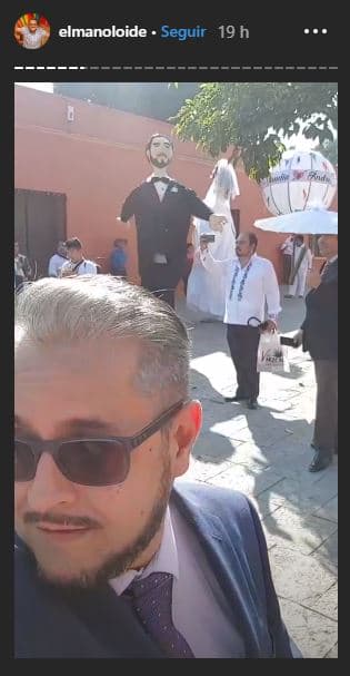 Como parte de esta tradición oaxaqueña, durante el recorrido que Claudia y Andrés realizaron, los novios fueron representados con ‘monos de Calenda’, es decir, títeres gigantes.