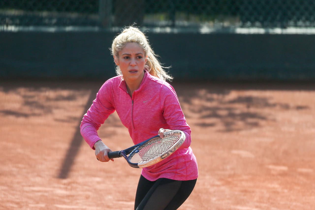 La cantante colombiana practica tenis para liberarse del estrés un día libre en Barcelona mientras Gerard Pique la mira desde afuera.