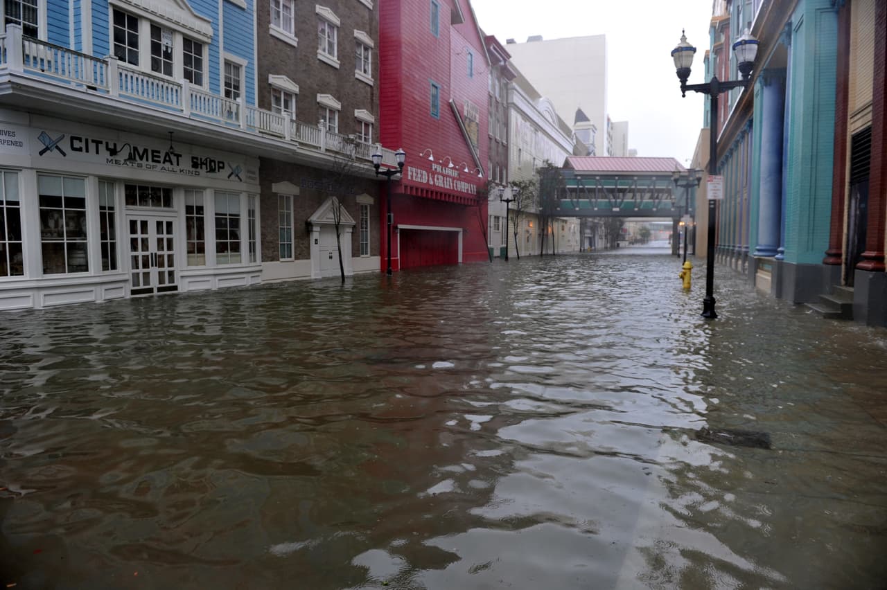 <b>Atlantic City, Nueva Jersey</b> – No se pensaba que esta ciudad estaría directamente amenazada por el cambio climático pero el huracán Sandy cambió la perspectiva. De hecho,las imágenes más impactantes del huracán fueron de Atlantic City. Actualmente, la ciudad podría ser una de las principales víctimas del aumento en el nivel del mar. Los océanos están aumentando como consecuencia de la quema de combustibles fósiles, las pérdidas forestales y la agricultura. Durante la marea alta, las 
<b>piscinas de aguas pluviales son incapaces de drenar a la bahía</b>. Las inundaciones se están agravando debido a que los mares han aumentado a lo largo de la costa del Atlántico medio más rápido que en la mayoría de las otras regiones, y la tierra aquí se hunde debido al bombeo de aguas subterráneas. Las mareas altas en Atlantic City alcanzan 
<b>más de un pie de altura que hace un siglo.</b>