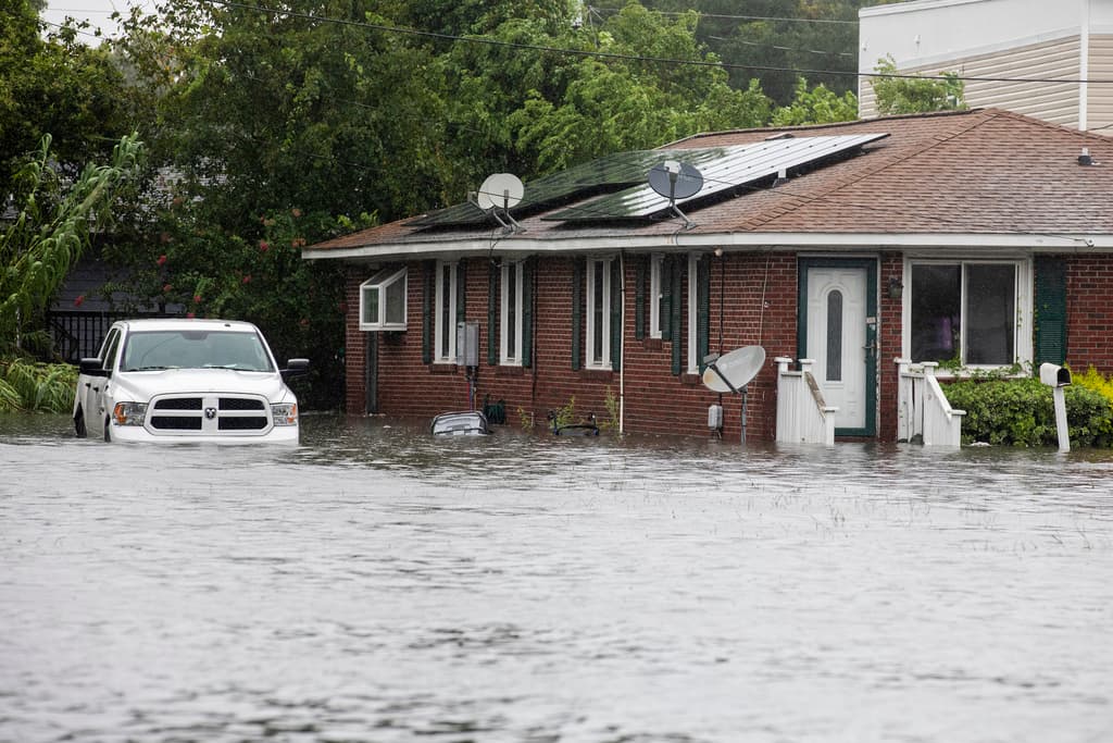 Las residencias en 
<b>la avenida Spruill</b>, al norte de 
<b>Charleston</b>, también estaban bajo la amenaza de la inundación.
