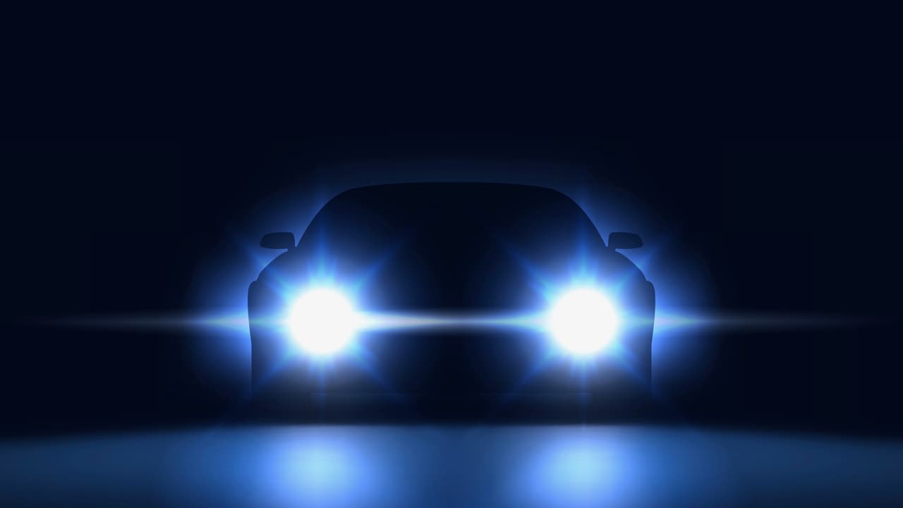 Los faros delanteros de un vehículo son la tecnología principal para evitar choques nocturnos, la mitad de los accidentes mortales 
<b>ocurren de noche</b> y un 25% de ellos ocurren en vías sin iluminación. Es por lo anterior que en 2016, el 
<b>Instituto de las Aseguradoras Para la Seguridad Vial</b> (
<b>IIHS</b> por sus siglas en inglés), anunció que para poder alcanzar su galardón máximo de seguridad '
<b>Top Safety Pick +</b>', un carro debería obtener la calificación de '
<b>bueno</b>' o '
<b>aceptable</b> ' en sus pruebas de iluminación nocturna. En aquel momento solo un 2% de los modelos disponibles en el mercado de Estados Unidos proporcionan una iluminación 'buena' y un 31% de ellos proporcionaban una iluminación 'aceptable'. En 2018 las cosas han mejorado, ahora un 19% de los modelos proporcionan una iluminación 'buena' y un 35% proporcionan una iluminación 'aceptable'.
<br>
<br>Sin embargo, el IIHS consiguió que para obtener la mejor iluminación hay que
<b> gastar dinero extra</b>, ya que la gran mayoría de los vehículos reservan sus mejores sistemas de iluminación para las versiones más costosas. Solo dos de los 57 vehículos probados en 2018 ofrecen iluminación calificada como 'buena' en todas sus versiones por el IIHS.
<br>
<br>Así calificaron en términos de iluminación los vehículos probados por el IIHS en 2018.
<br>