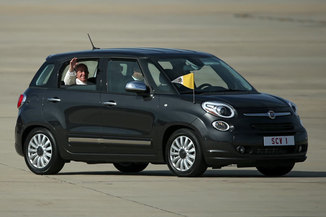 El Papa Francisco ha hecho un punto de honor en no aceptar los servicios de las lujosas limusinas que usaron sus predecesores. En su lugar trata de utilizar automóviles modestos como este
<b>Fiat 500 L </b>en el que lo vemos traladandose a la base áerea Andrews para tomar un vuelo a la ciudad de Nueva York en septiembre de 2015.