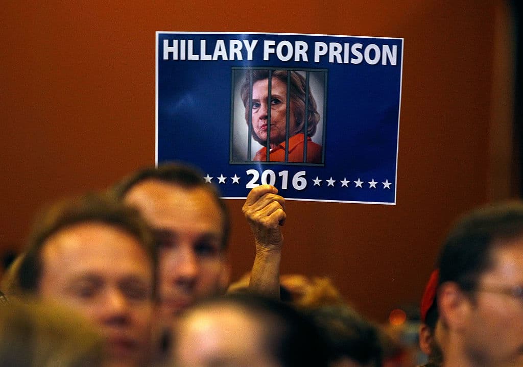 Un seguidor de Trump sostiene una pancarta que lee "Hillary para la Prisión, 2016", el 31 de agosto de 2016 en Phoenix, Arizona.