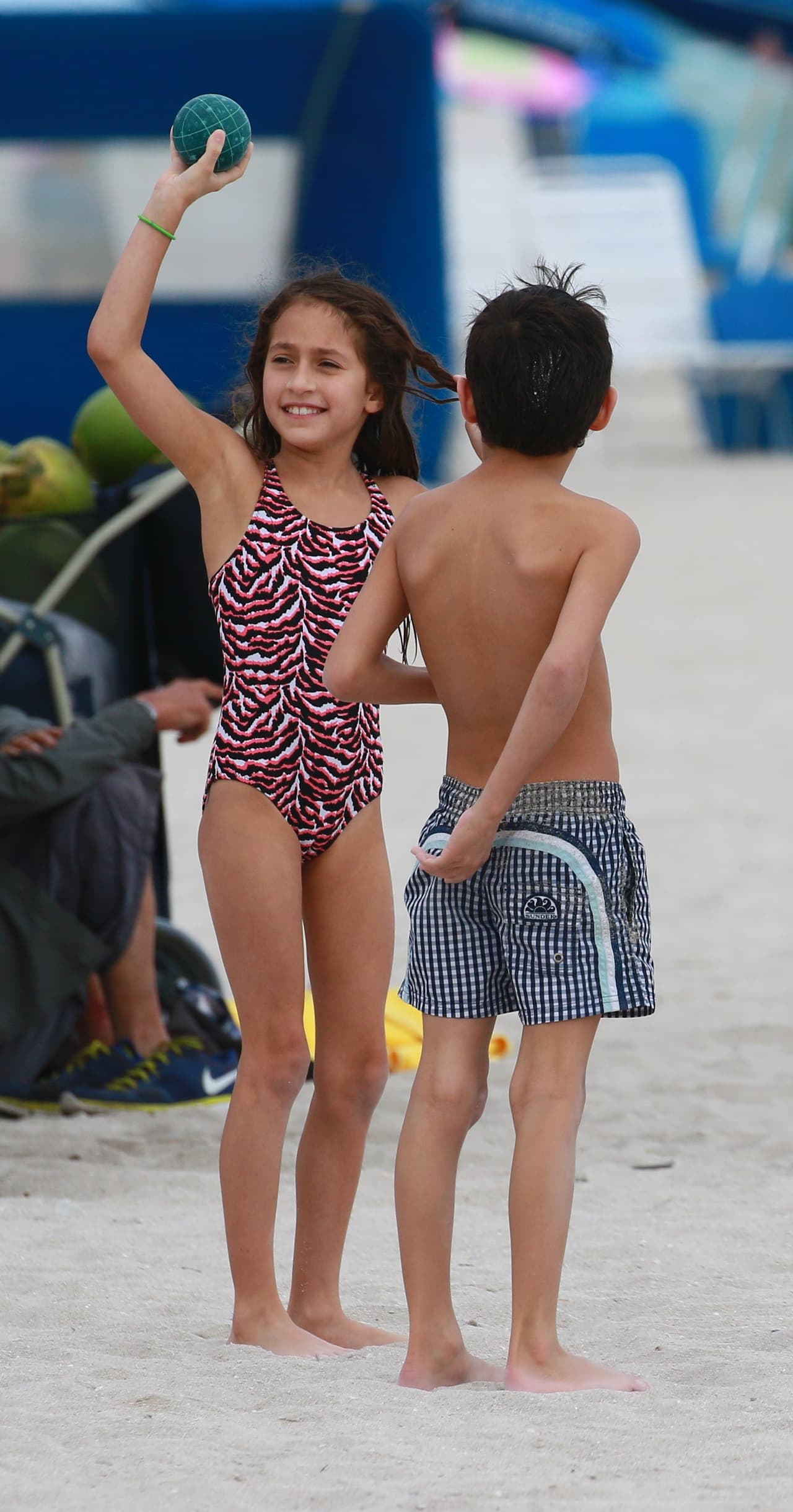 Mientras, Jen los veía a lo lejos.