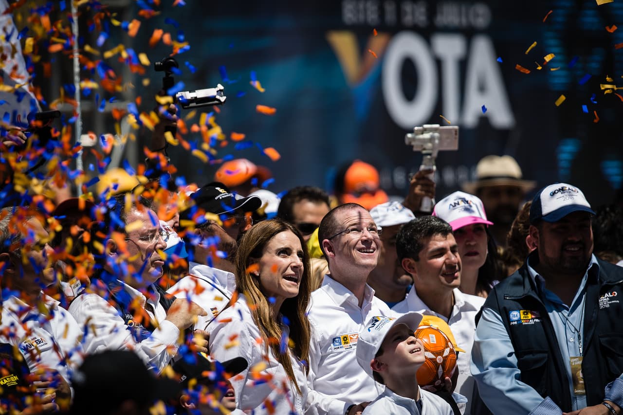 También estuvo acompañado por su esposa y sus hijos. A seis días de las elecciones presidenciales, Anaya se encuentra en el segundo lugar de la preferencia de voto, según diversas encuestas.