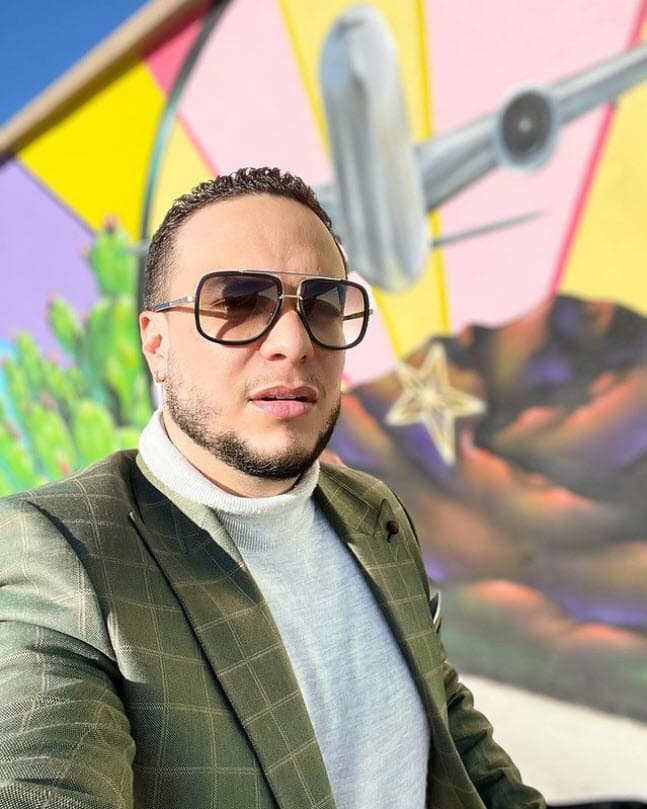 Antes, el 5 de febrero, cuando Chiquis ya estaba dando declaraciones sobre él en la promoción previa al lanzamiento de 'Invencible', Lorenzo Méndez envió un mensaje enigmático en Twitter diciendo que
<b> <a href="https://www.univision.com/famosos/lorenzo-mendez-mensaje-chiquis-nuevo-libro" target="_blank">se sentía "indignado y decepcionado". </a></b>
<br>