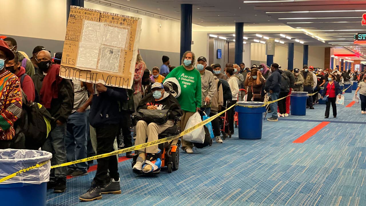 Se han cocinado unos 3.200 pavos para el festín, y otros 15.000 se están distribuyendo en un lugar separado fuera del centro de convenciones.