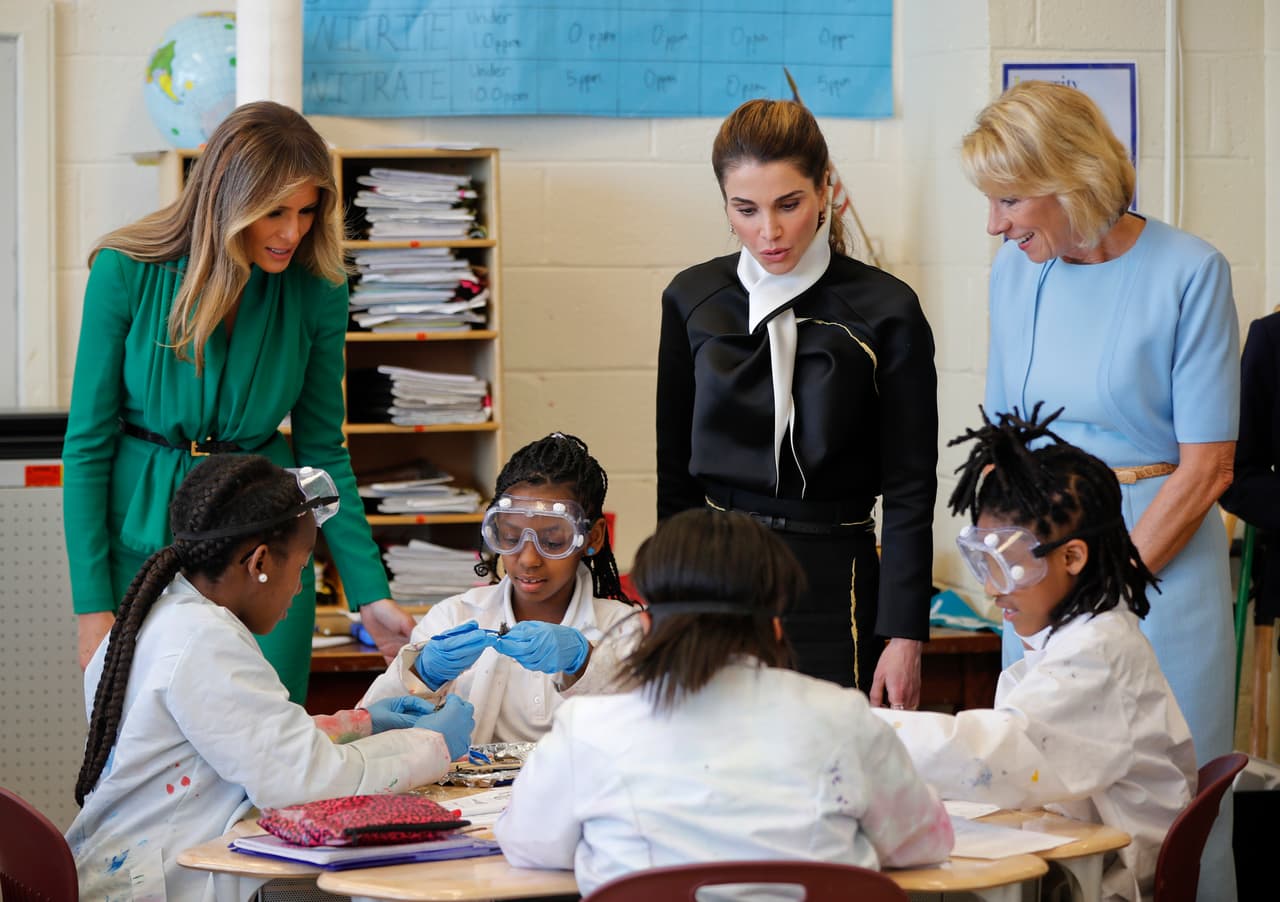 De izquierda a derecha, la primera dama Melania Trump, la reina Rania de Jordania y la secretaria de Educación Betsy DeVos hablan con estudiantes durante una clase de ciencias en la escuela Excel Academy Public Charter en Washington, el miércoles 5 de abril de 2017. Melania Trump realizó su primera incursión en un centro charter para niñas de la capital federal.