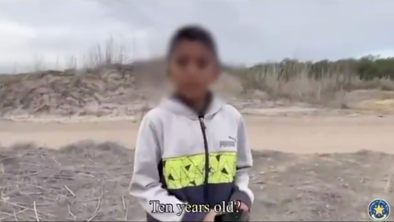 Más adelante, en pleno día de Thanksgiving, el 28 de noviembre, otro niño de El Salvador fue completamente abandonado. “Me dejaron solo… no me quieren guiar”, comentó el pequeño de 10 años a un oficial de Texas DPS cuando lo vio en un monte del lado texano.
<b> Él estaba llorando y estaba contestando las preguntas del oficial, quien intentaba consolarlo.</b>
<br>
<br>“Mi mamá está en Estados Unidos”, comentó el niño al oficial cuando le preguntó sobre sus papás. Después, el agente le informó que le llamaría a inmigración para que fueran por él.