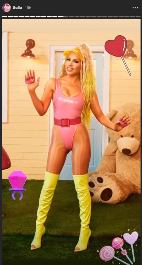 Caracterizada como 'Barbie' recordó a los viejos tiempos cuando solía vestir con tonos rosados y brillantes.