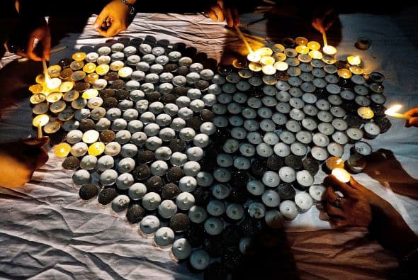 Los familiares usaron camisetas blancas con las palabras “Oren para que el vuelo MH370 regresa a casa a salvo”