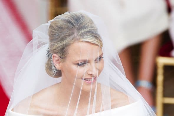 La fastuosa boda tuvo 800 invitados y una recepción incomparable. Charlene lució un bellísimo modelo de Giorgio Armani para vestirse de blanco.