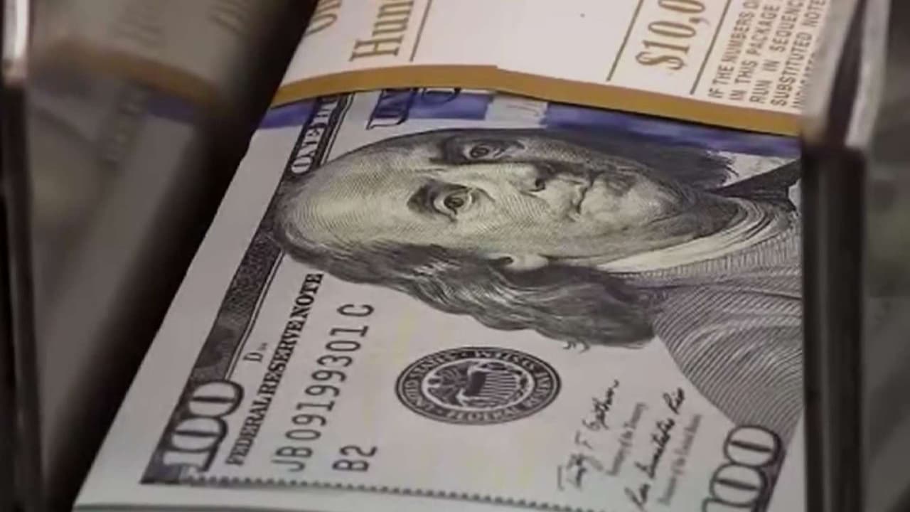 Trump firma orden para vigilar cuentas bancarias de inmigrantes sin estatus legal en EEUU