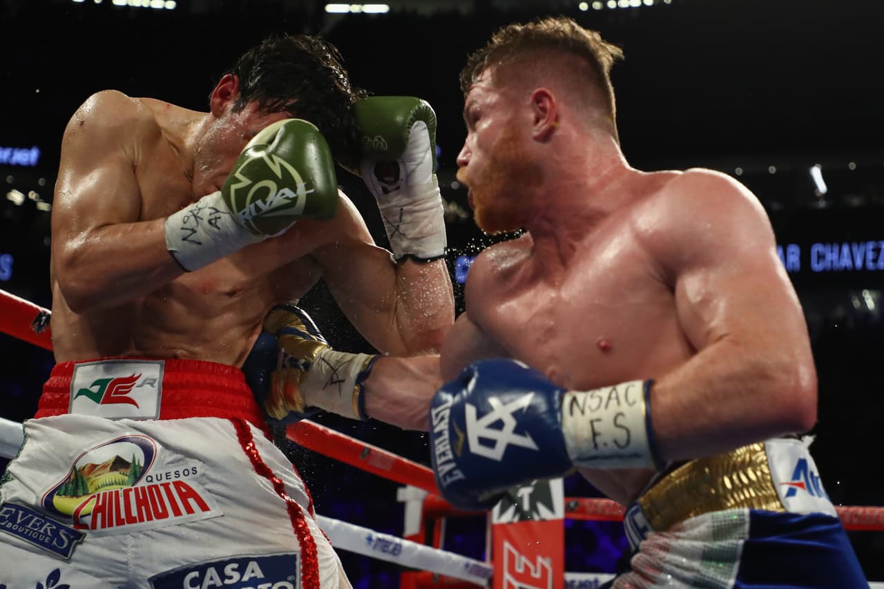 Te acercamos a los golpes que se dieron Saúl 'Canelo' Álvarez en contra de Julio César Chávez Jr., imágenes que te harán sentir en el ring.