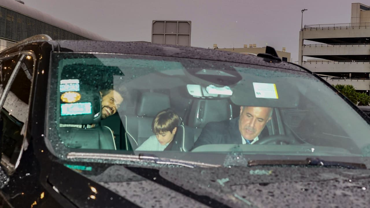 Piqué abordó un auto junto a sus hijos para abandonar el aeropuerto de Miami.