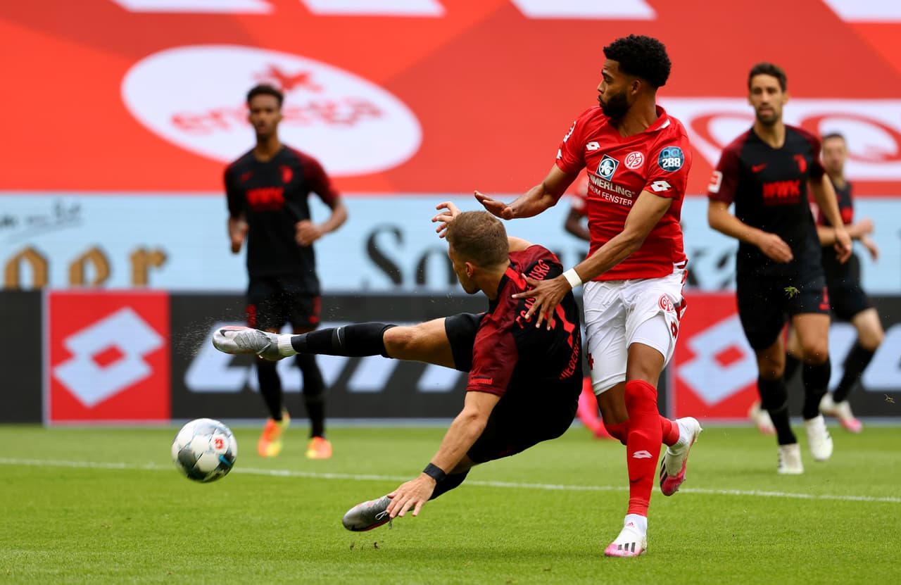 Arranca el partido y Florian Niederlechner sorprende con una volea que se va al fondo de la red y abre el marcador en favor del Augsburg.
