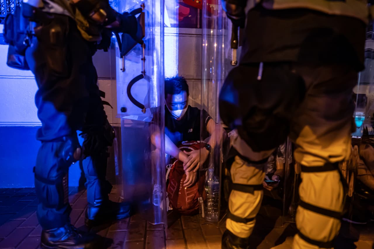 Uno de los manifestantes arrestados en Hong Kong tras protestas que comenzaron siendo pacíficas y derivaron en enfrentamientos contra la policía.