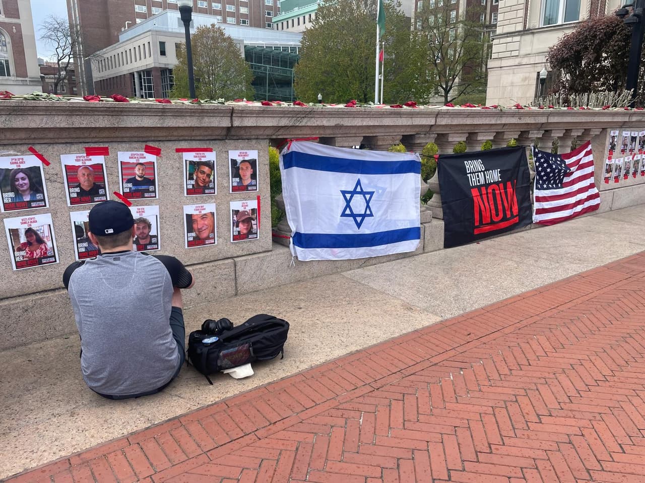 Los rostros de las personas secuestradas por el grupo terrorista Hamas y rosas rojas para pedir su liberación.