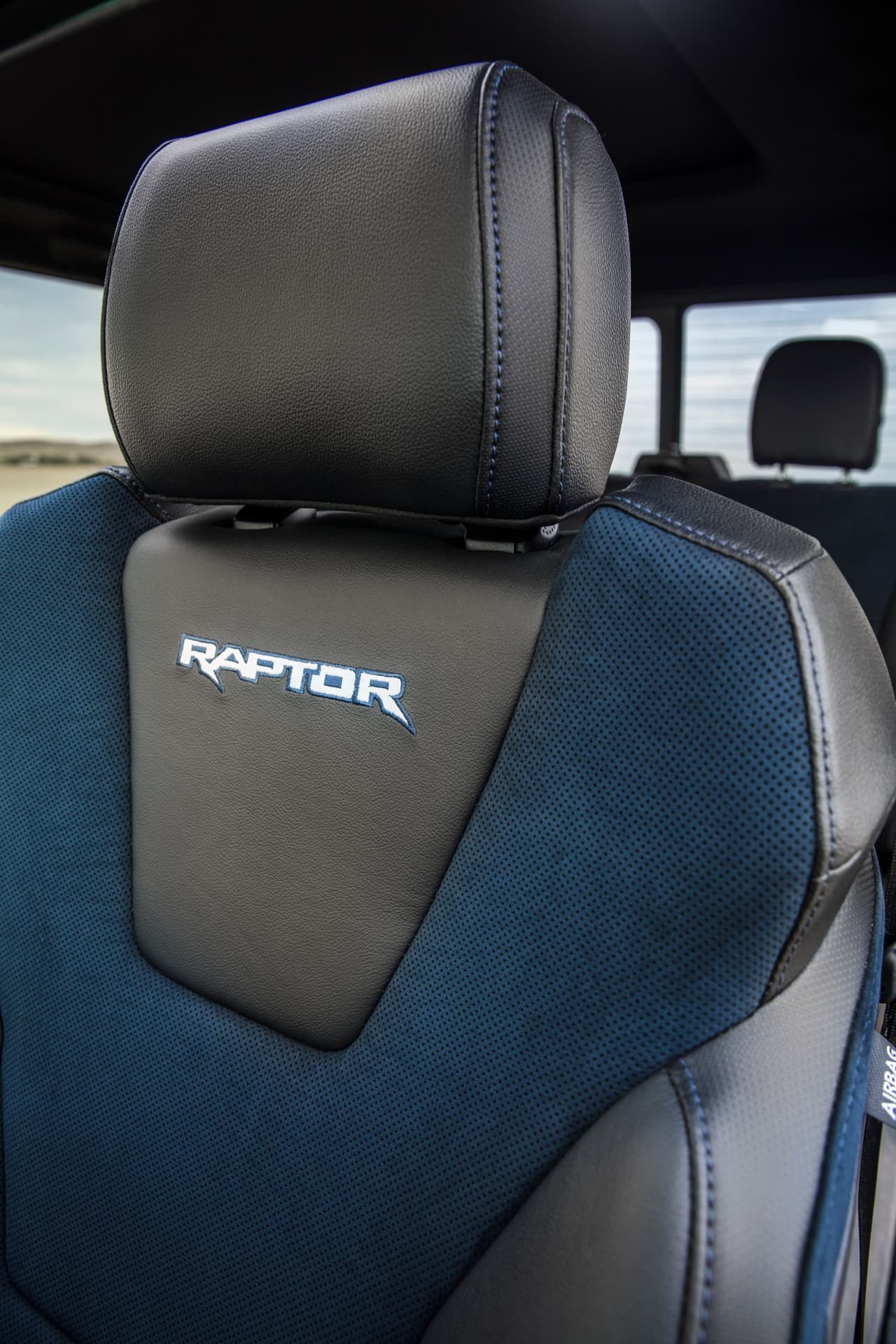 La nueva Raptor ofrece nuevos asientos deportivos desarrollados por Recaro inspirados en los del Ford GT.