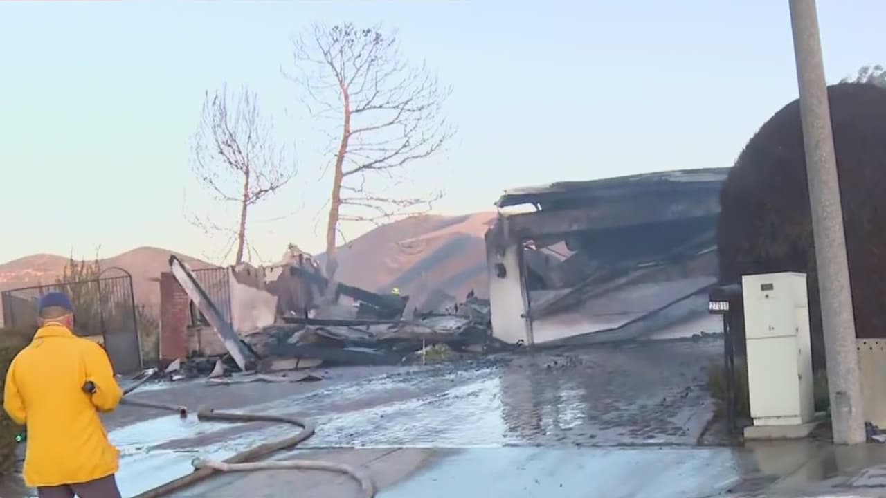 Al menos seis casas destruidas deja el incendio Norte en San Clemente y San Juan Capistrano