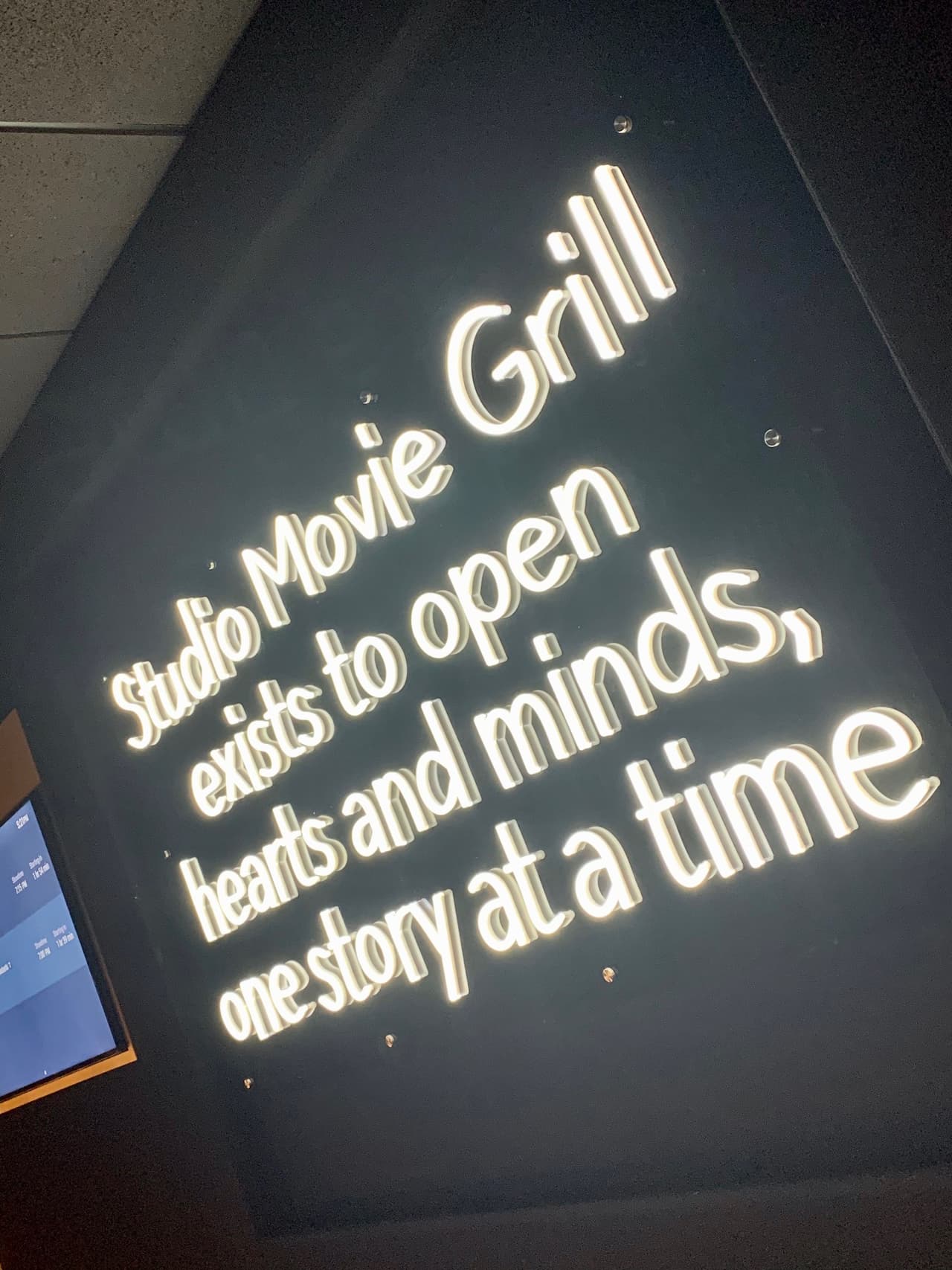 El brote del coronavirus obligó a SMG a cerrar temporalmente todas sus ubicaciones a principios de este año. Varias salas de cines de la compañía aún permanecen cerradas.
<br>
<br>