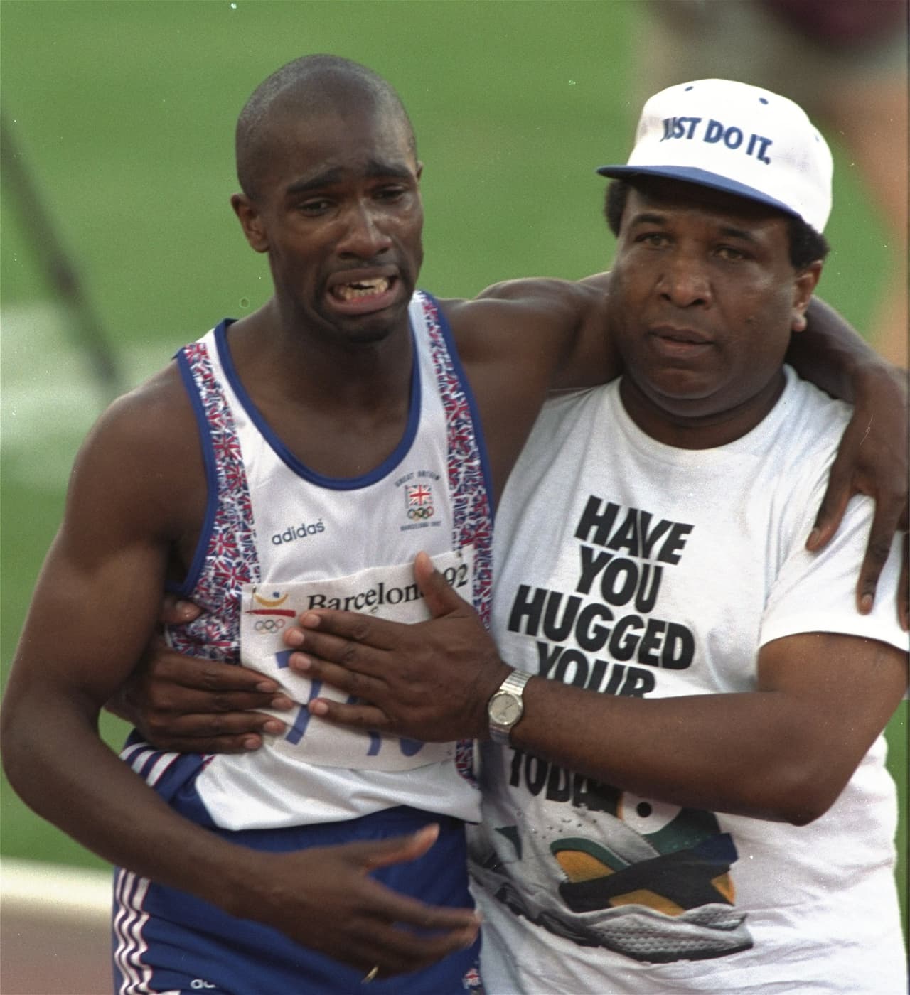 La lesión de uno de los favoritos para la medalla dorada en los 400 metros planos de Barcelona 1992 tuvo tintes inolvidables. El estadounidense Derek Redmond necesitó la ayuda de su padre para terminar la competencia.